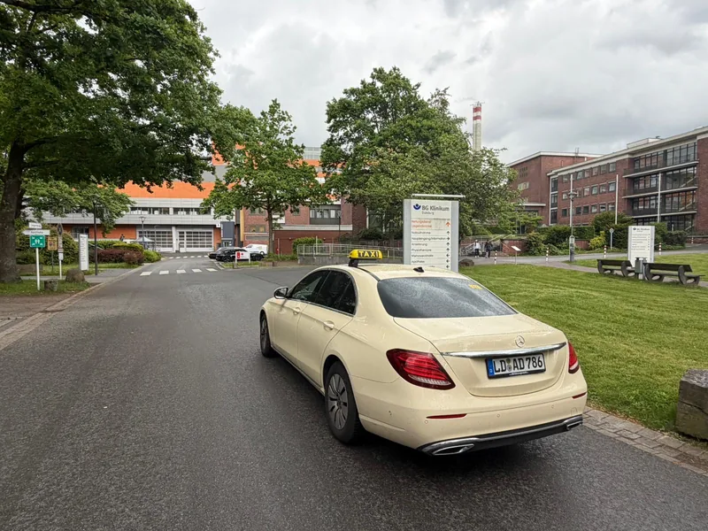 Taxi von City-Mobil Landau am Klinikum für Krankenfahrten