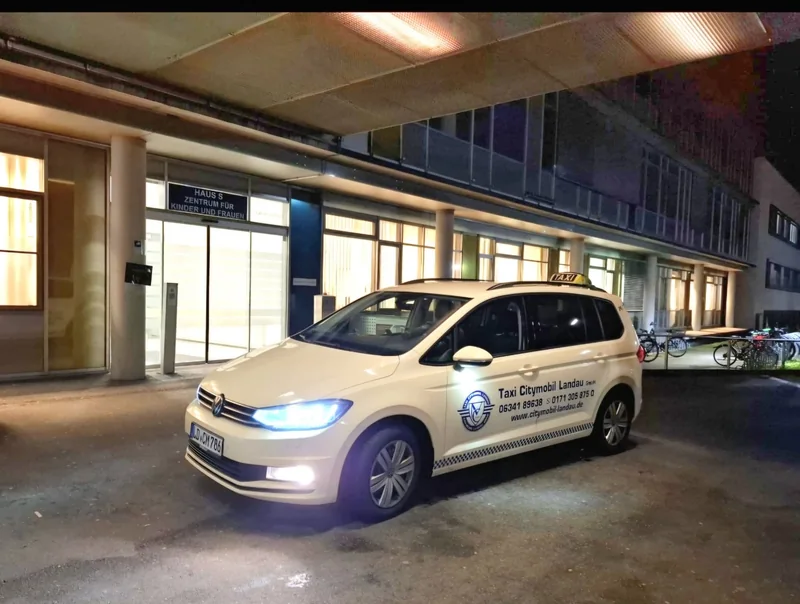 Taxi von City-Mobil Landau nachts am Klinikum Landau – kurzfristige Fahrt ins Krankenhaus