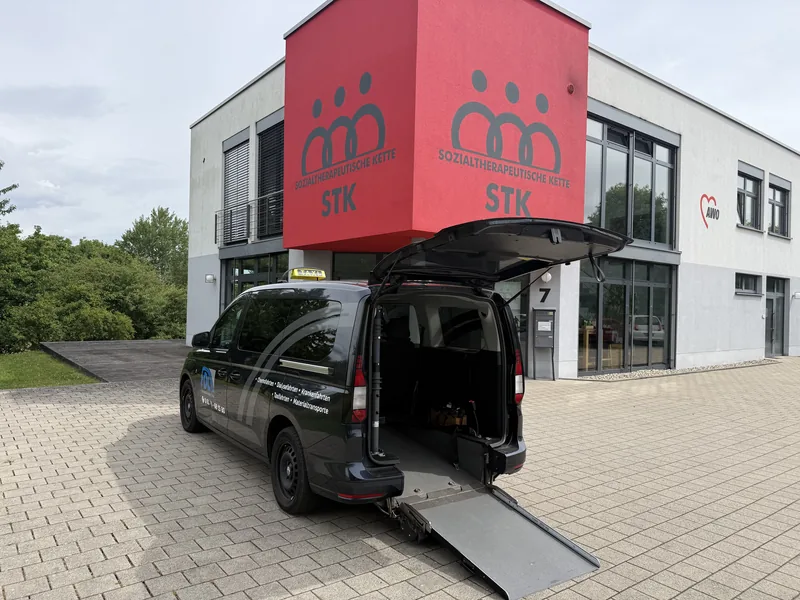 Rollstuhlgerechtes Fahrzeug von City-Mobil Landau mit Heckrampe