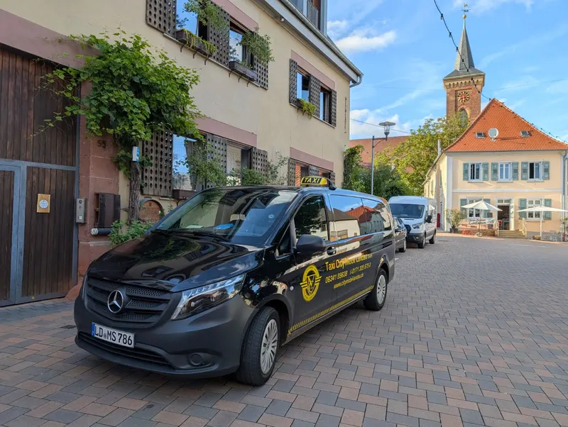 Großraumtaxi von City-Mobil in der Landauer Altstadt